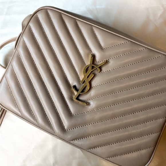 💞💞SOLD💞💞Yves Saint Laurent Beige Lou Camera Bag - Picture 3 of 10